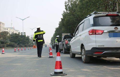 妻子爆料交警查车视频,视频内容引发网友热议